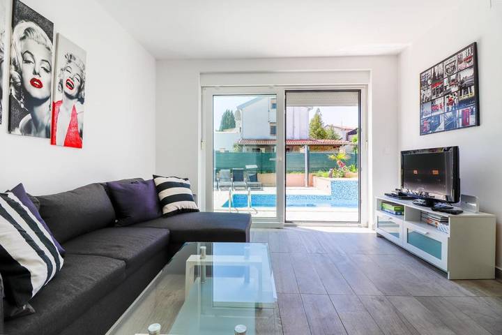 Villa pour 8 personnes, avec Balcon et Terrasse ainsi que Jardin et Piscine à Funtana