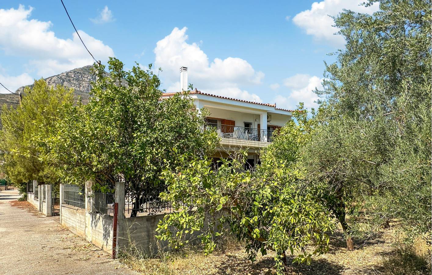 Rückzugsort am Meer mit Bergblick und Gartenterrasse in Korinthia