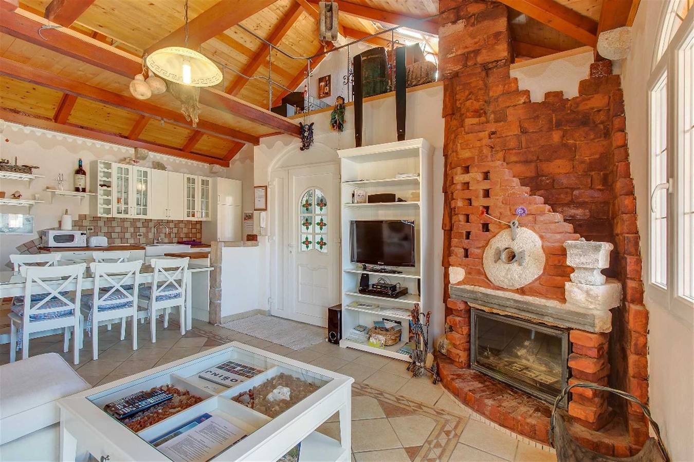Geheel appartement, Cozy 4-bedroom Apartment for 8, Pet-friendly with Two Parking Spaces in Mali Losinj, Lošinj