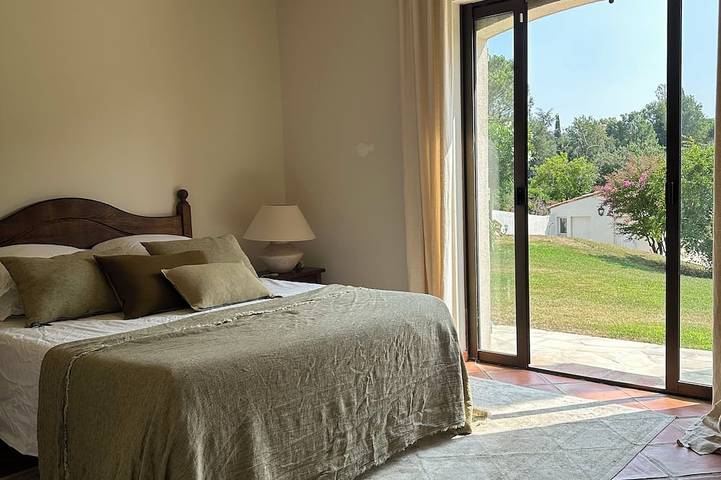 Wunderschöne provenzalische Villa 190m2, 3000 m2 Garten, großer Pool in Châteauneuf-Grasse, Mittelmeerküste (Frankreich)
