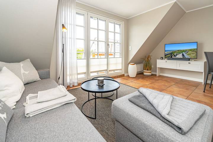Ganze Wohnung, Stilvolle Ferienwohnung für bis zu 4 Personen mit Balkon. in Wenningstedt, Sylt