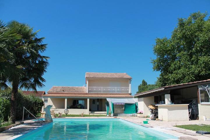 Location de vacances pour 2 personnes, avec vue ainsi que jardin et piscine à Monprimblanc - 3