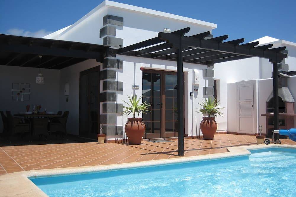 Villa,with private heated pool,Wifi,Parque Del Rey,close to Playa Blanca town. in Playa Blanca, Yaiza