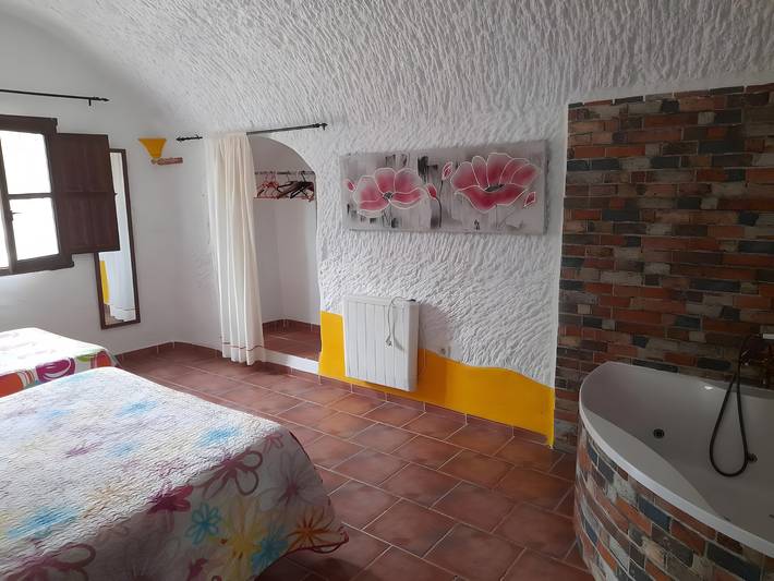 Aparthotel para 3 personas, con jacuzzi y jardín, Se admiten mascotas en Comarca de Guadix - 2