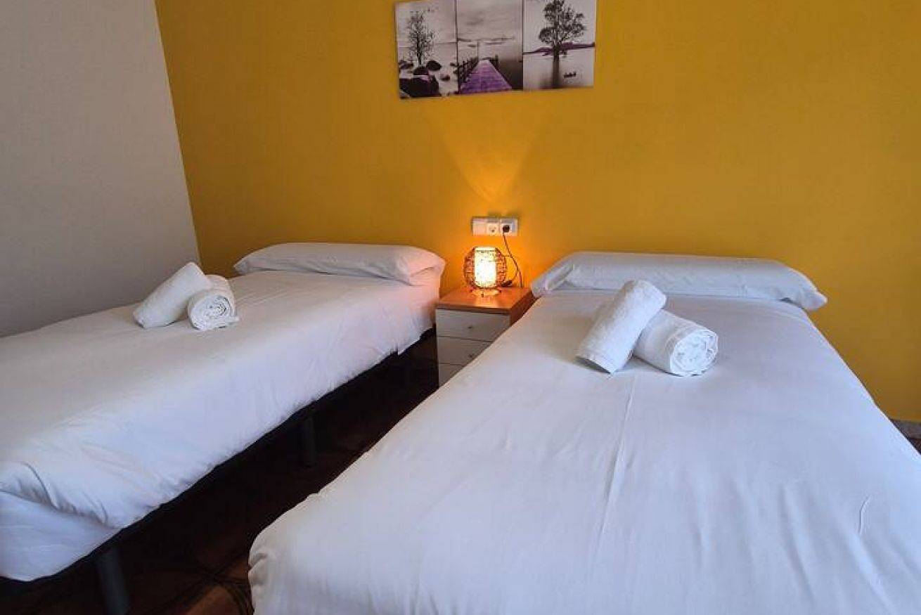 Ganze Wohnung, Charming Apt w/ Full Kitchen & Wi-Fi, Near Attractions in Langreo, Cordillera Cantábrica