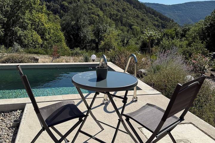 Gîte pour 4 personnes, avec terrasse ainsi que piscine et jardin