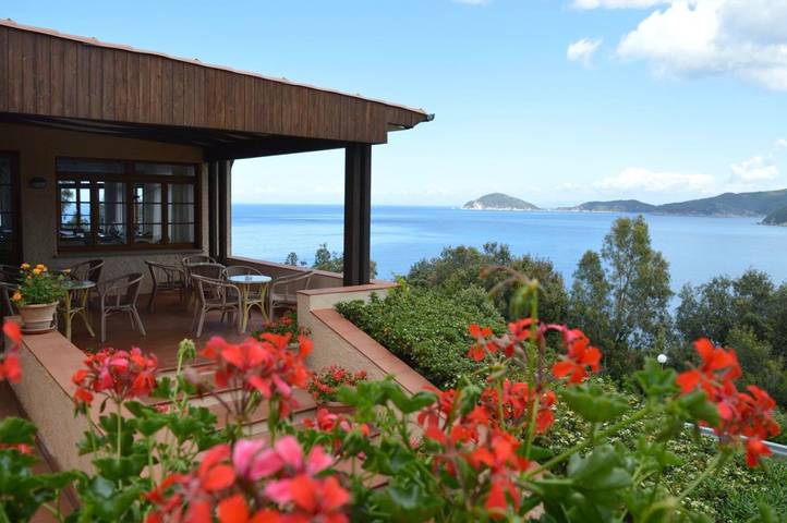 Hotel für 2 Personen, mit Balkon und Terrasse sowie Ausblick in Procchio