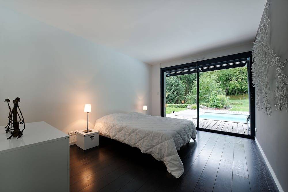 Superbe Chalet Contemporain avec Piscine privée , Spa dans le village in Husseren-Wesserling, Parc naturel régional des Ballons des Vosges