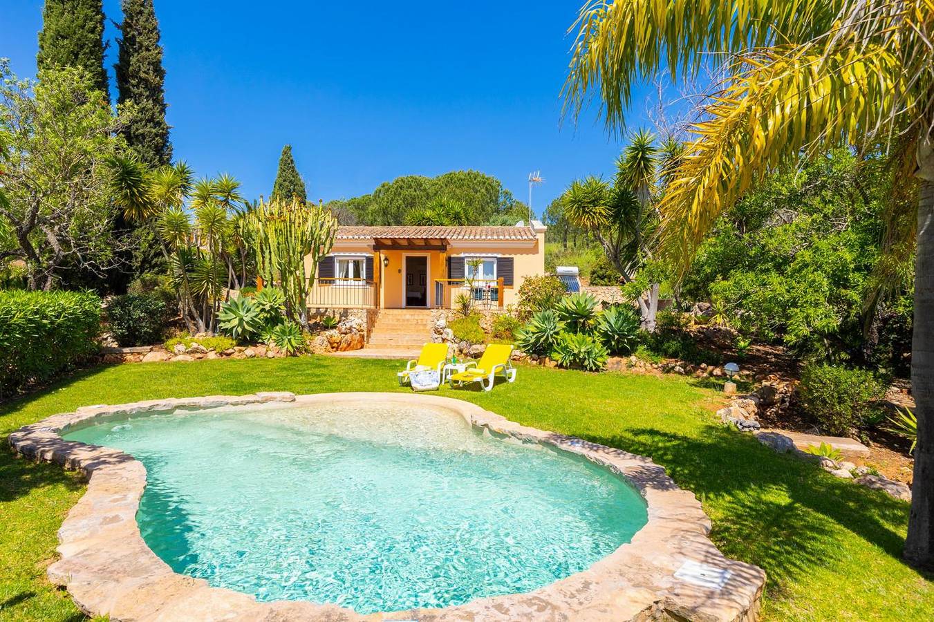 Villa voor 3 personen met tuin in Mexilhoeira Grande, Faro District