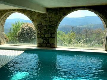 Cottage pour 2 personnes, avec jardin et vue ainsi que terrasse et piscine à Saint-Sauveur-de-Montagut