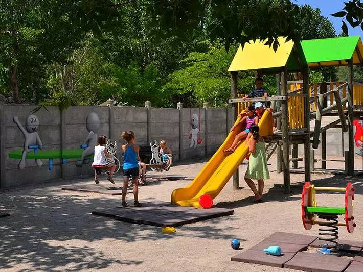 Camping für 6 Personen, mit Kinderpool und Terrasse sowie Sauna in Le Grau-du-Roi - 4