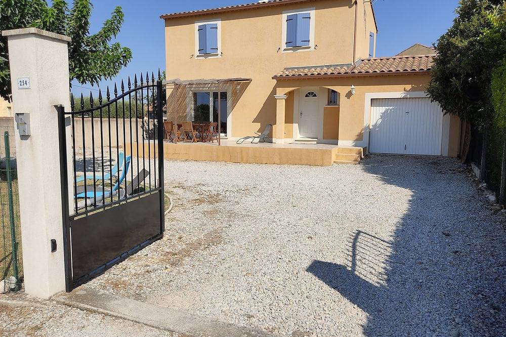 Maison avec Piscine Terrasse ombragée, Trampoline Jardin clos Vue sur les vignes in Vacqueyras, Vaucluse