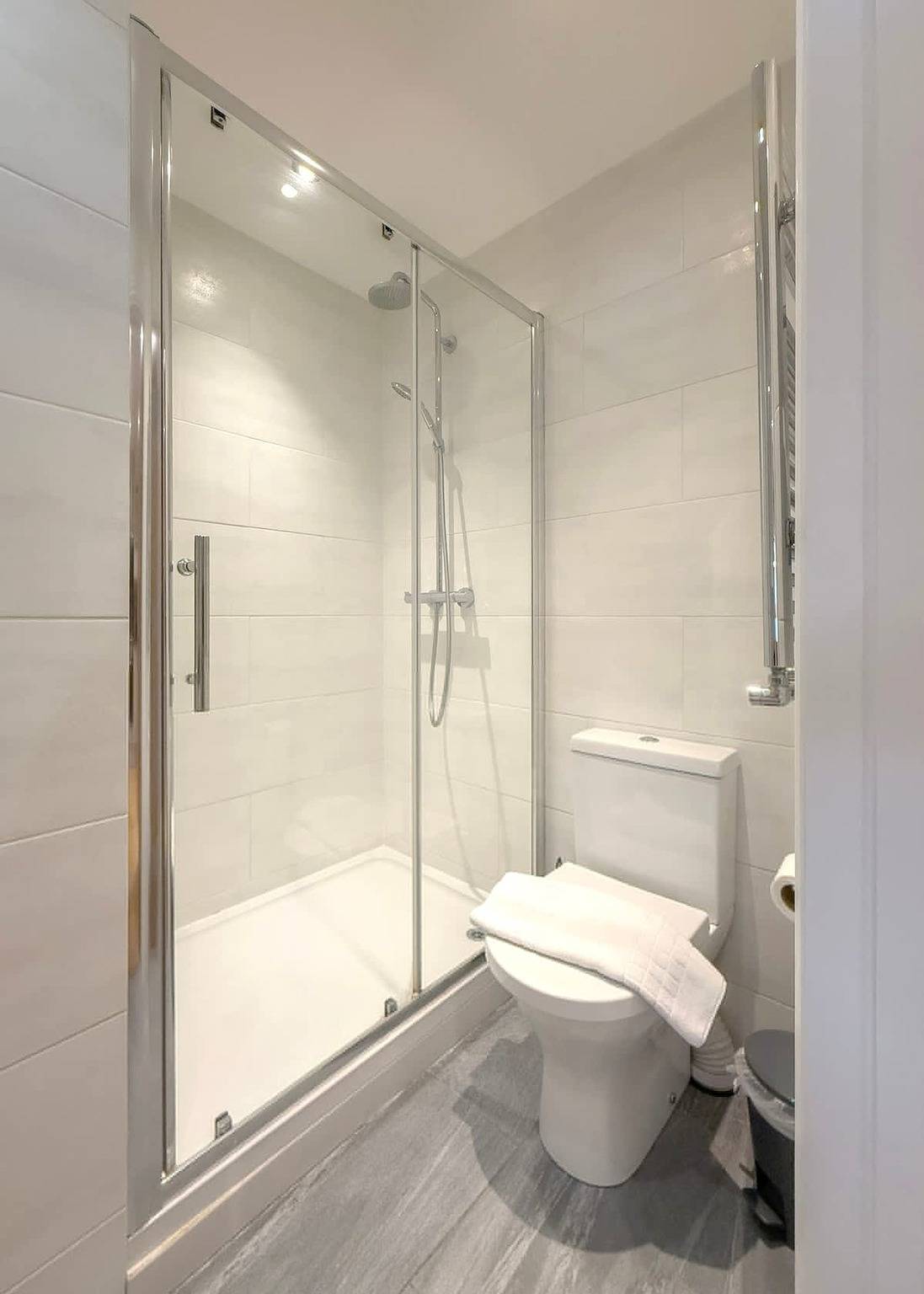 Entire apartment, Elegant Shoreditch Apartment with Private Balcony in Bethnal Green, London