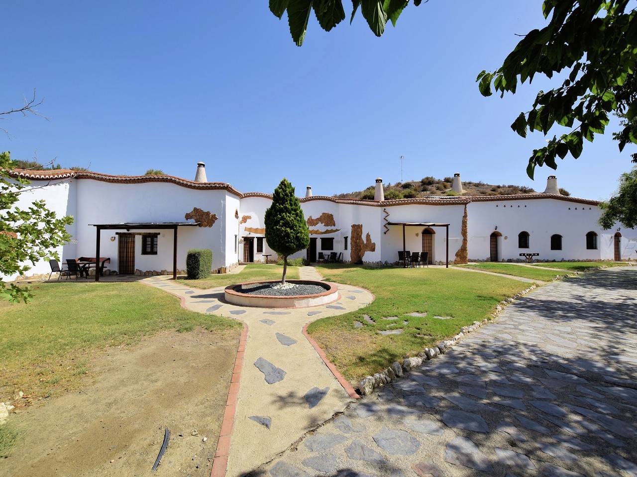 Casa cueva en Guadix con piscina y barbacoa in El Bejarín, Guadix