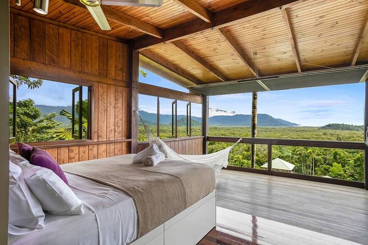 Holiday home for 6 people, with hot tub and garden in Great Barrier Reef