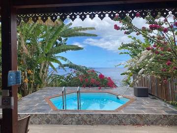 Gîte pour 2 personnes, avec vue ainsi que piscine et balcon à Bouillante