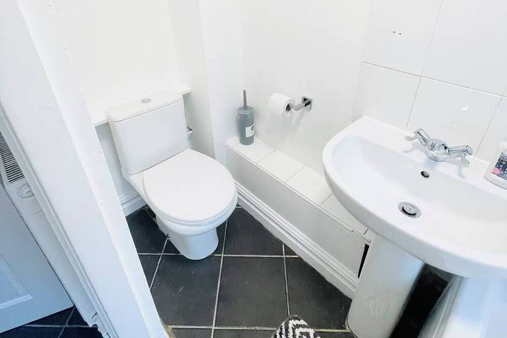 Cosy 2 bed house, WIFI, Free Parking, 2 Smart TVs, in Liverpool, Merseyside
