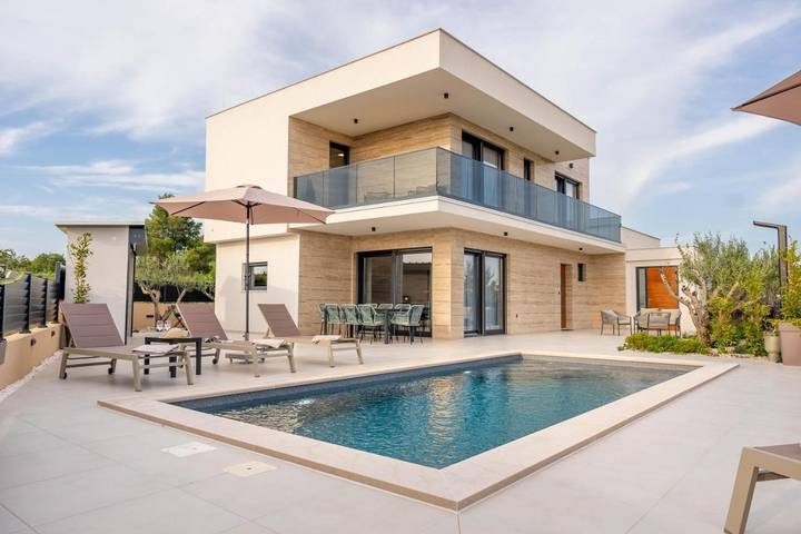 Villa pour 6 personnes, avec jardin ainsi que vue et piscine à Brodarica - 2