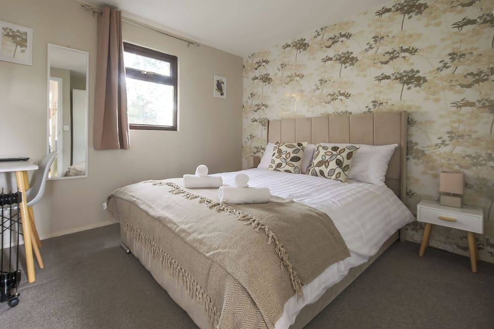Thorpe Park Lodge Ground Floor Detached with 2 Free Gated Parking Spaces in Thorpe Park, Surrey