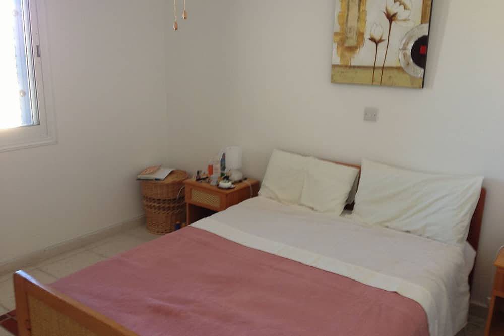 Entire apartment, Apartment in Kings Palace with a sunset view and an easy walk to Venus Beach in Paphos, South Cyprus