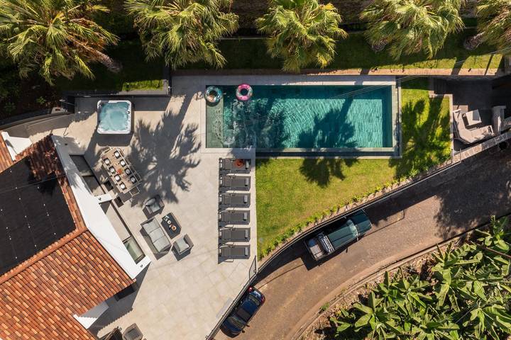 Villa para 8 pessoas, com piscina e jacuzzi e ainda jardim, adaptado a crianças no Funchal