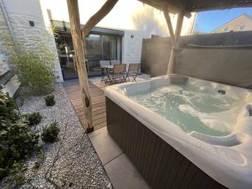 Gîte pour 4 personnes, avec jacuzzi ainsi que terrasse et piscine dans Chouzelot