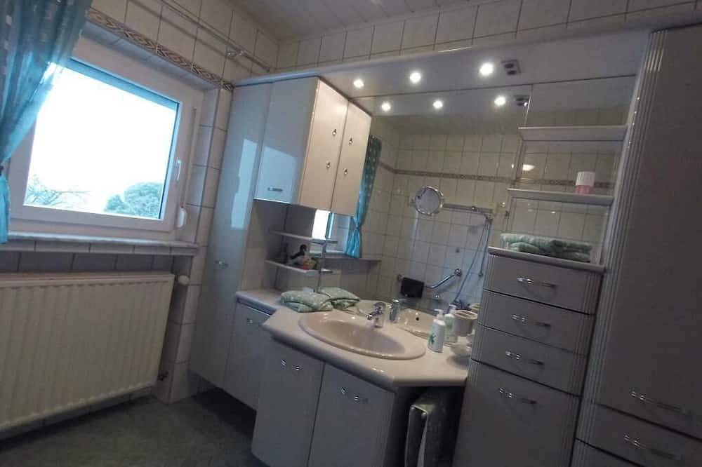 Ganze Wohnung, Ferienwohnung (65qm) mit großer Terrasse in Hofheim in Unterfranken, Landkreis Haßberge