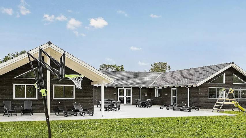 Ferieudlejning for 25 personer, med sauna og pool såvel som jacuzzi og terrasse i Asserbo