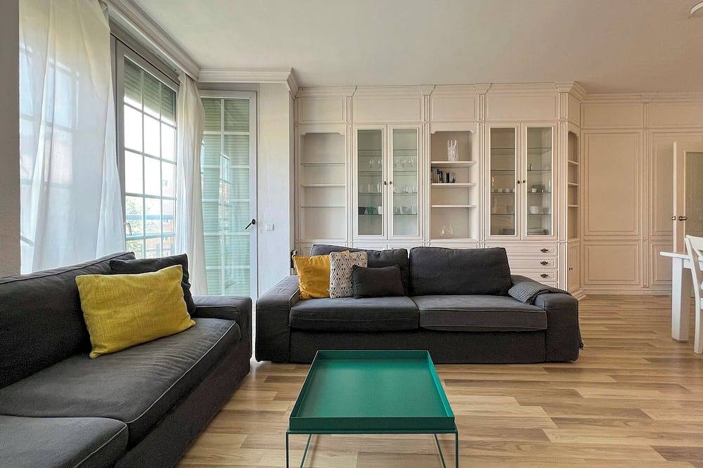 Geheel appartement, Spacious home with private balcony in Barcelona in Barcelona Centre, Barcelona