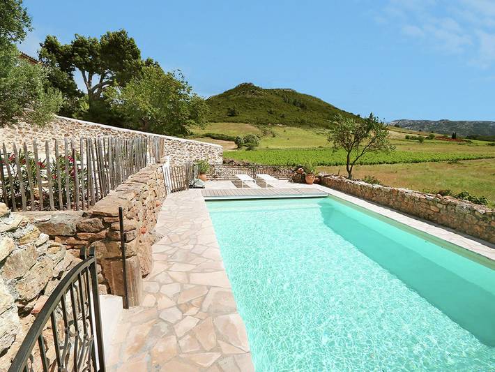 Gîte pour 4 personnes, avec terrasse ainsi que jardin et piscine, adapté aux familles à Villesèque-des-Corbières