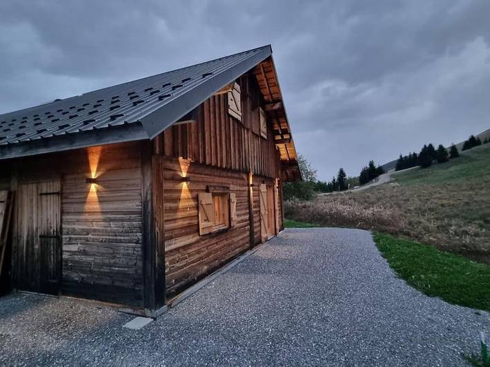 Gîte pour 10 personnes, avec terrasse ainsi que vue et jardin à Le Bouchet-Mont-Charvin - 2