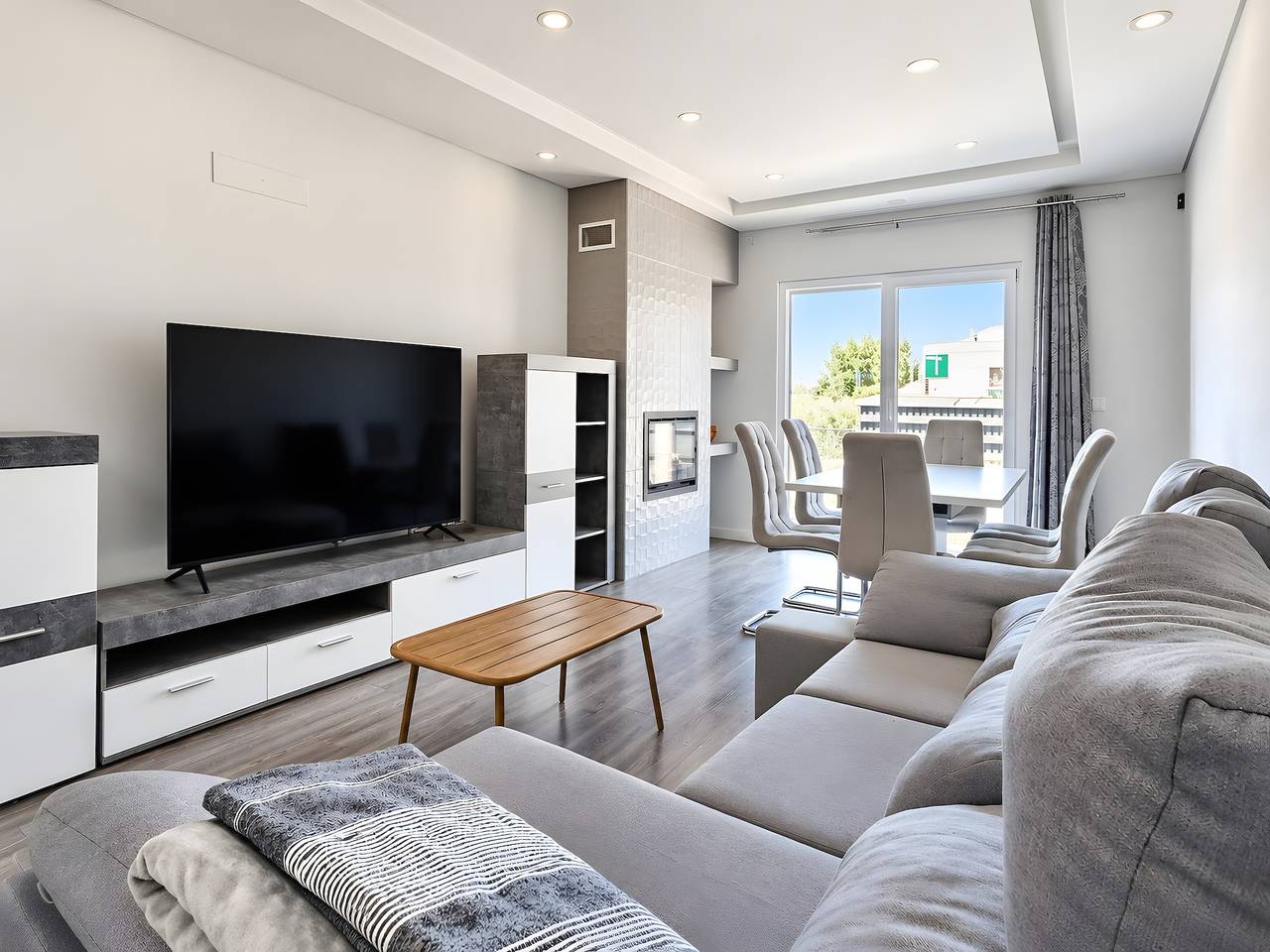 Spacious 4-Bedroom Villa in Fernão Ferro with Private Terrace, Wi-Fi & Air Conditioning in Fernão Ferro, Setúbal Peninsula