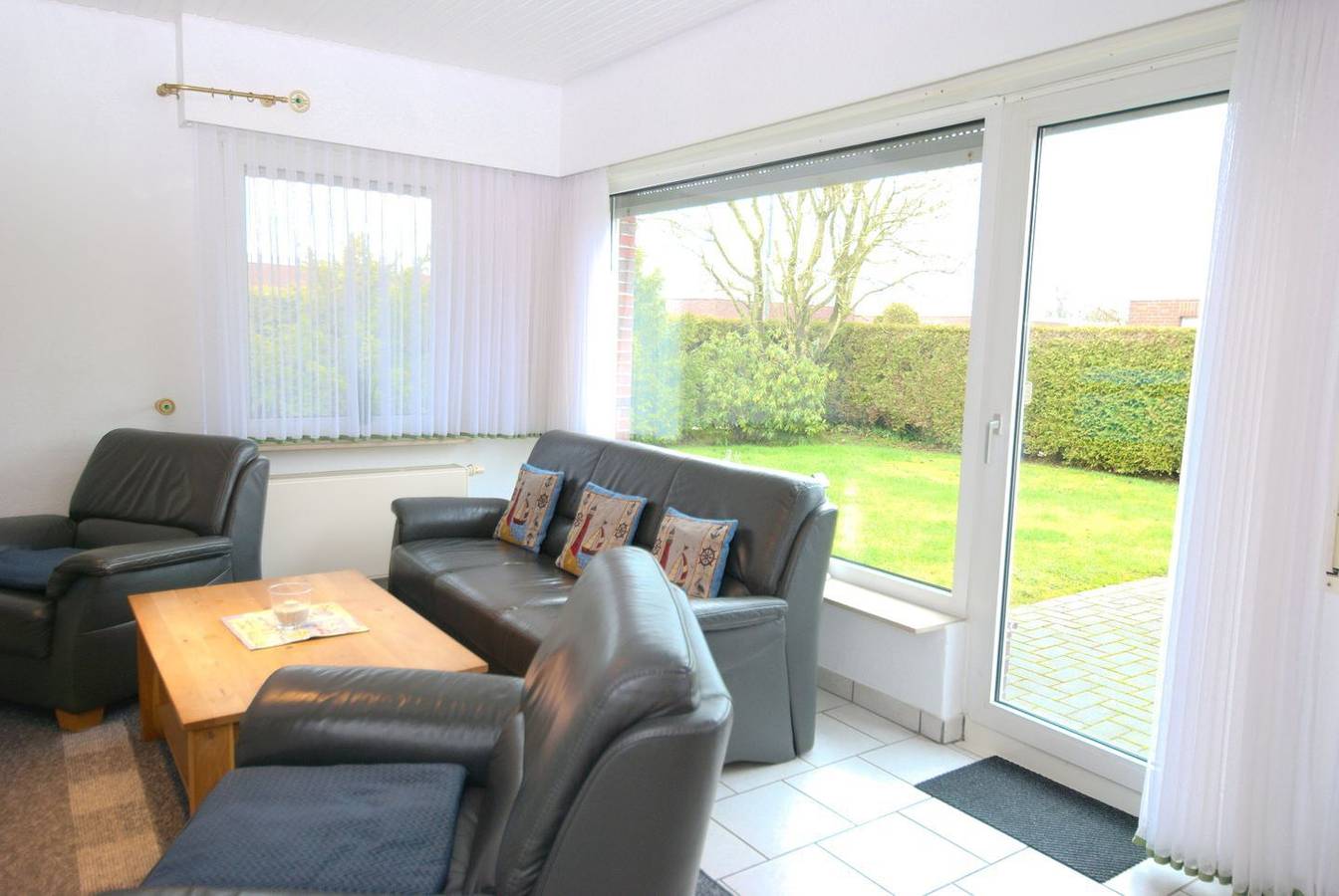 Strandnaher Ferienbungalow in Norddeich mit eingezäuntem Garten und Strandkorb. in Strand Norddeich, Norddeich