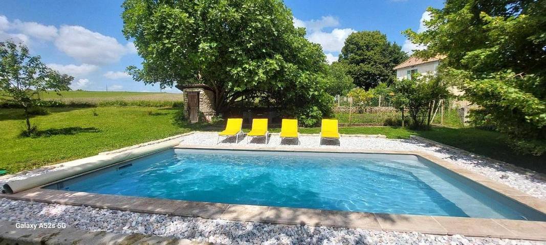 Location de vacances pour 2 personnes, avec Terrasse et Jardin à Bertric-Burée