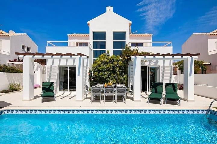Villa für 9 Personen, mit Pool und Garten sowie Balkon - 1
