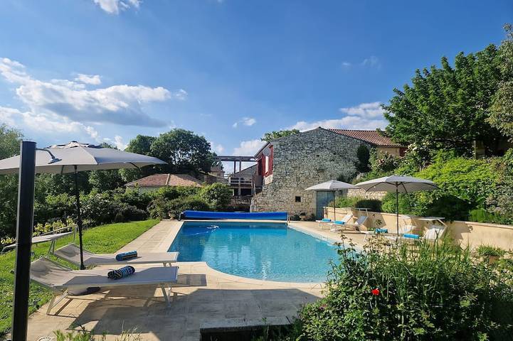 Gîte pour 4 personnes, avec terrasse ainsi que piscine et jardin à Ribagnac