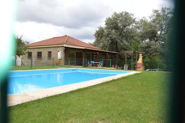 Casa rural para 10 personas, con terraza y jardín además de vistas y piscina, Se admiten mascotas en Constantina