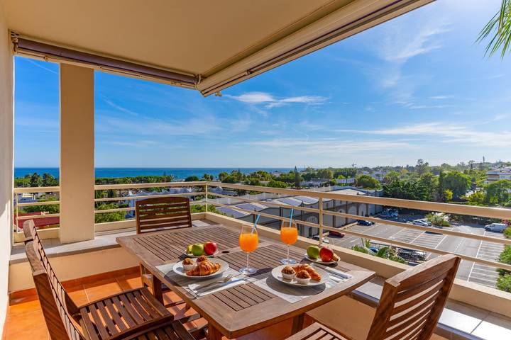 Entire apartment, Apartment 'Marbella Ático las Vistas De Laia' with Sea View, Wi-Fi and Air Conditioning in Marbella West, Marbella
