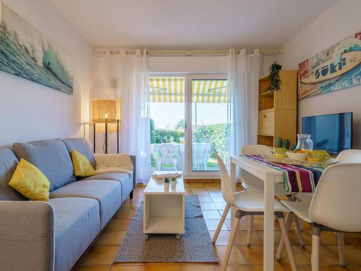 Appartement de vacances pour 4 personnes, avec terrasse ainsi que piscine et jardin