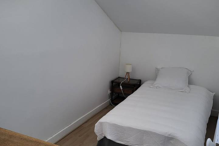 Suite mansardée avec vue dégagée – Thiers centre, proche gare in Thiers, Région de Thiers