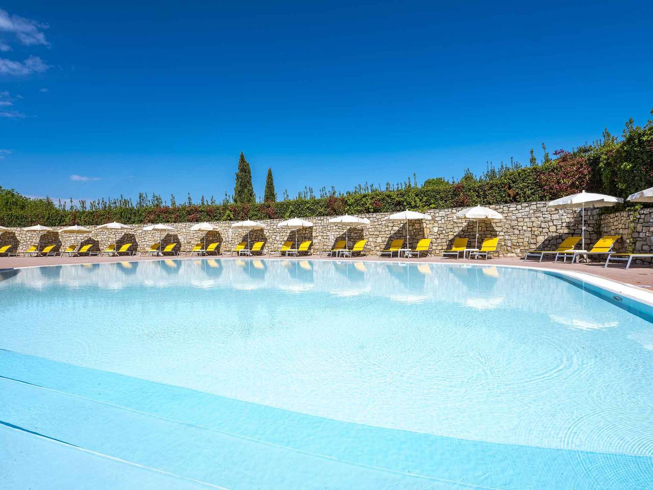 Entire holiday apartment, Holiday apartment mit Pool in Castelnuovo del Garda, Garda Mountains