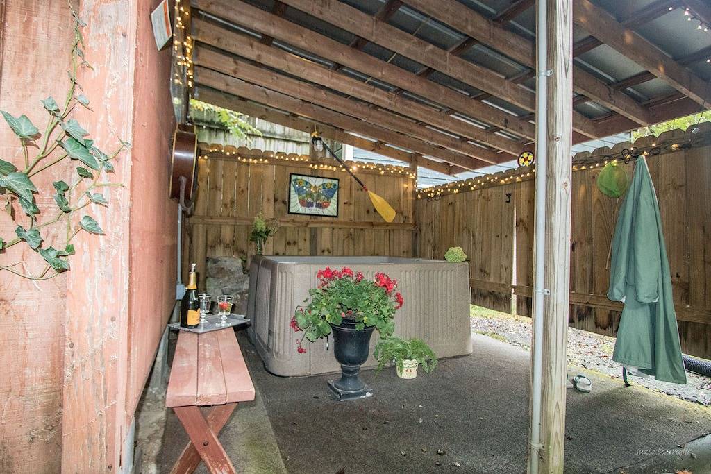 Log Cabin ~ ~ Whirlpool-Spaziergang in die Stadt ~ auf Appalachian Trail ~ wi-fi ~ in Hot Springs (NC), Madison County (NC)