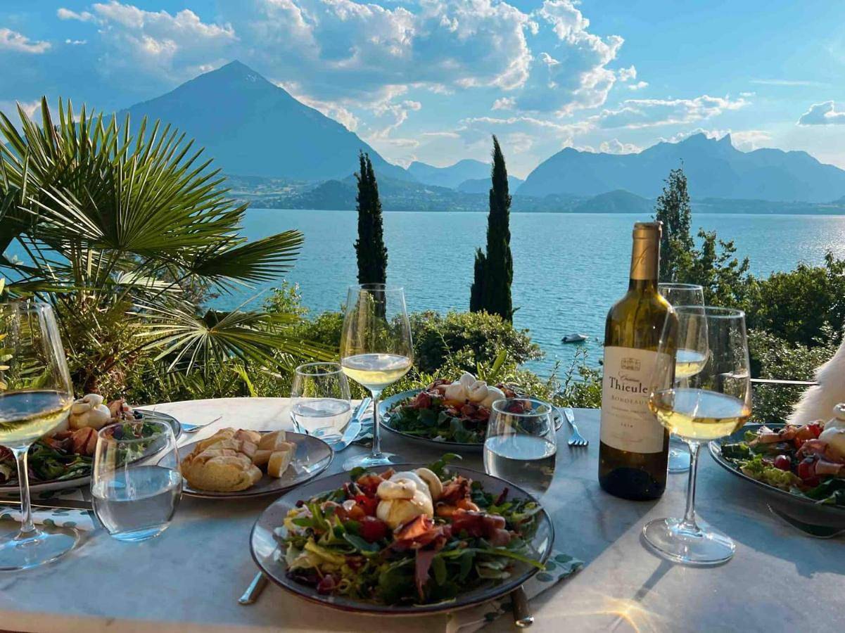 House with panoramic views of thе lake and mountains in Merligen, Sigriswil