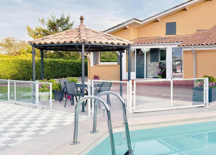 Chambre d’hôte pour 3 personnes, avec Terrasse et Jardin ainsi que Piscine et Vue