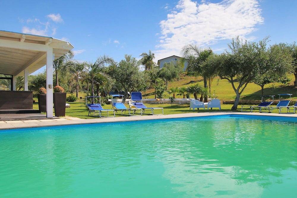 Modernes Anwesen mit eigenem Golf-Praxis, eigenem Pool, Garten, Wifi, Sea View in Campofelice di Roccella, Palermo Provinz