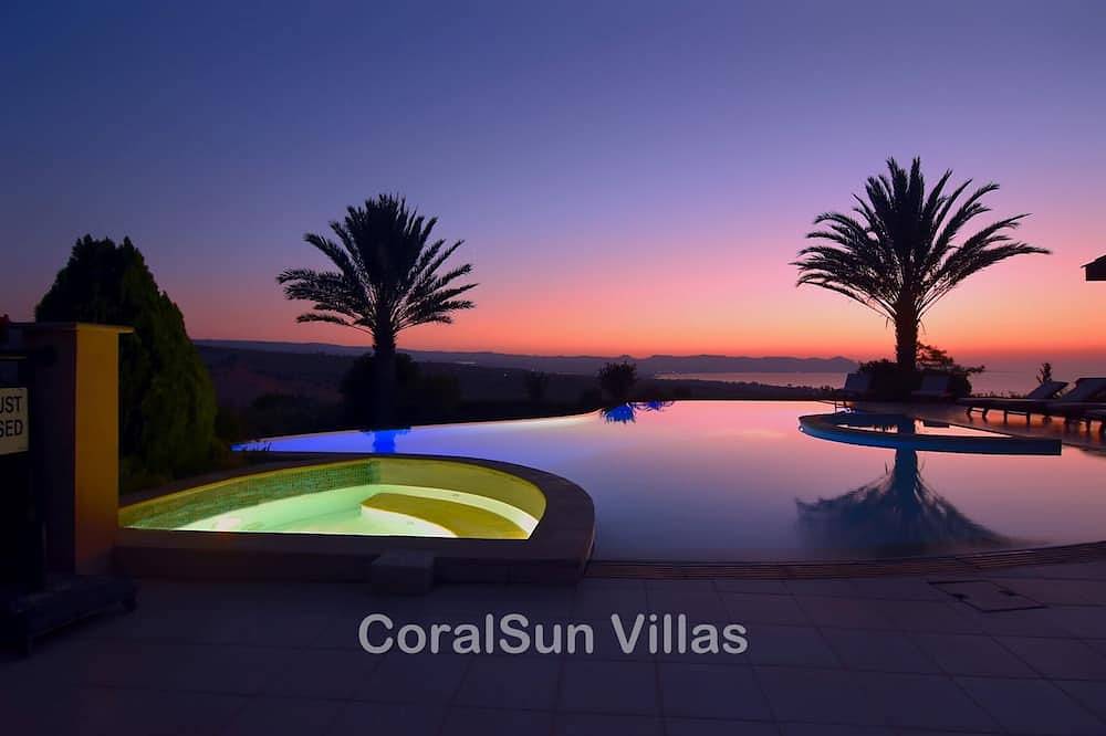 Elite Erstaunliche Luxusvilla, Gym, Spielzimmer, Enormischer Pool Mit Jacuzzi, Schlafmöglichkeiten für 14 in Αργάκα, Südzypern
