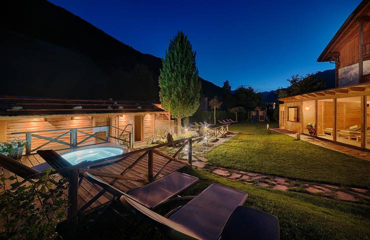 Hel lejlighed, Apartment "Löfflerblick A Wollbachspitz" with Mountain View, Wi-Fi, Sauna & Jacuzzi in Hohe Tauern, Ahrn-dalen
