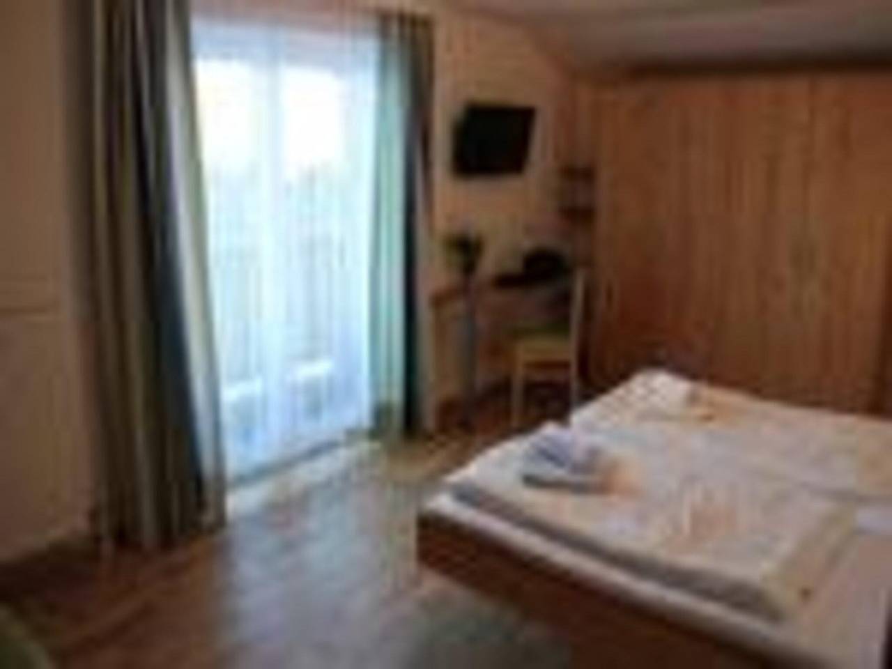 Vierbettzimmer mit Dusche, Wc; Tv im Nebenhaus in Werfenweng, Bundesland Salzburg