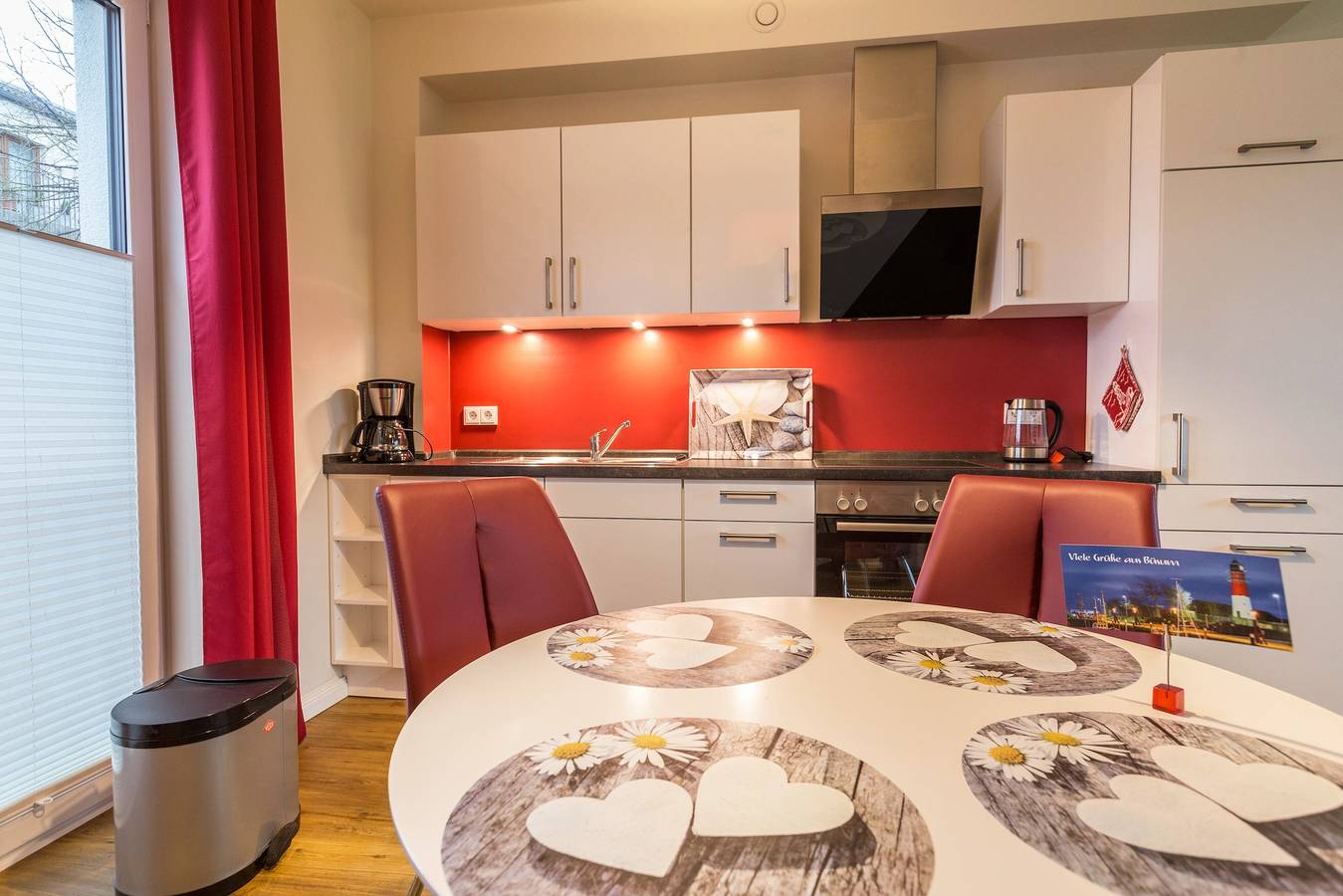 Ganze Wohnung, Ferienwohnung "Büsumperle Weiß" in zentraler Lage mit Wlan & Balkon in Hafen Büsum, Büsum