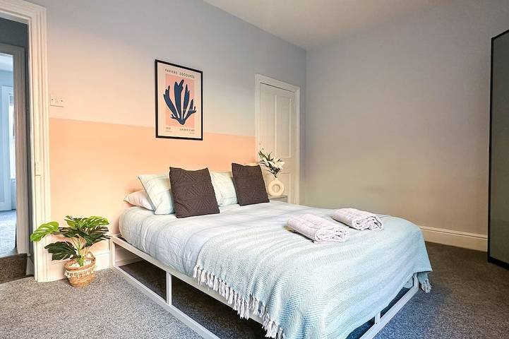 Spacious & stylish 3-bed home in Centre of Canterbury in Kent